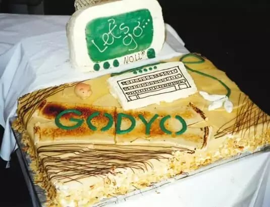 2000_Torte-Umfirmierung-intern-GODYO-Story