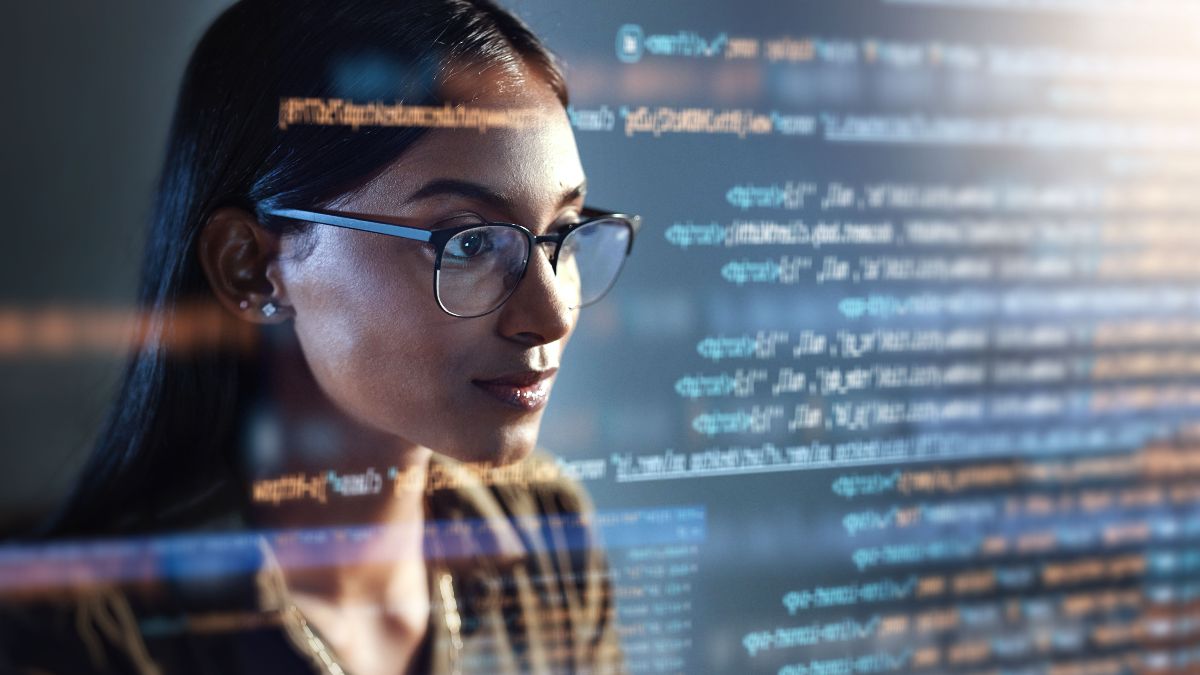 Frau mit Brille vor digitalem Text