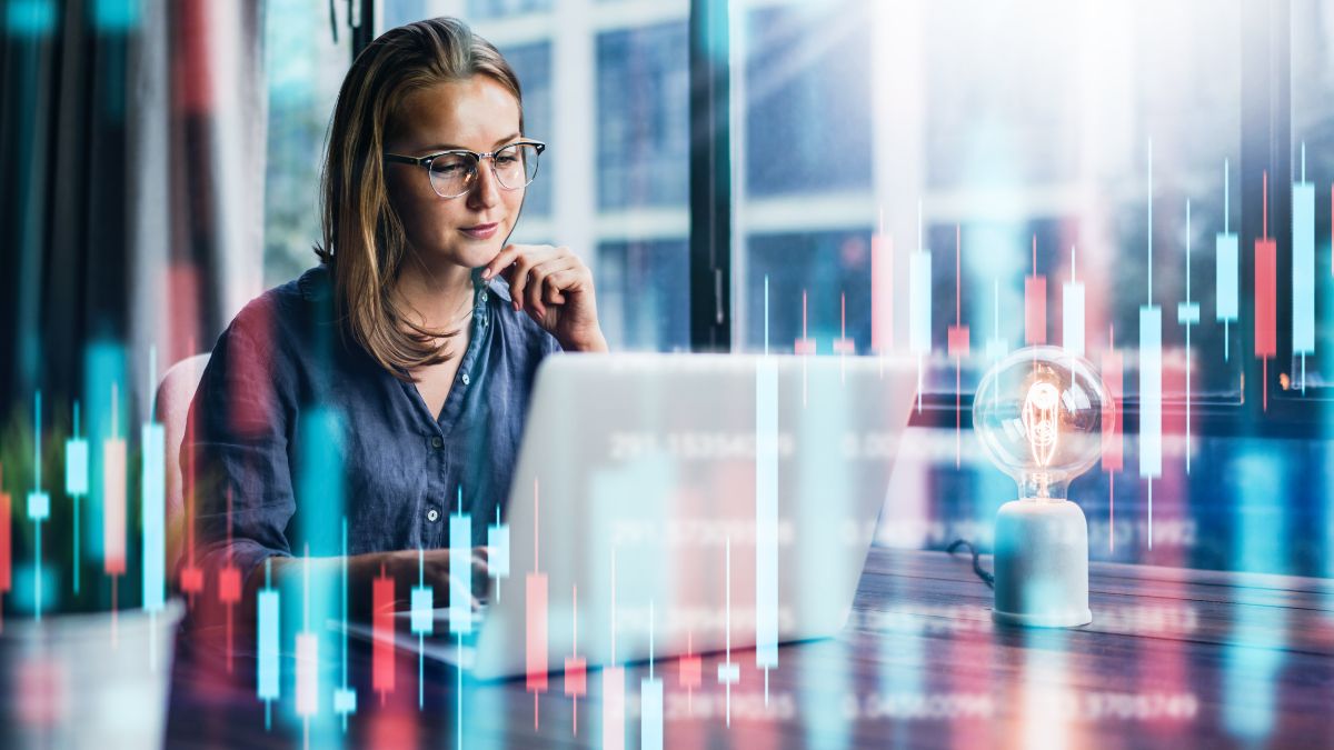 Frau mit Brille vor einem Laptop